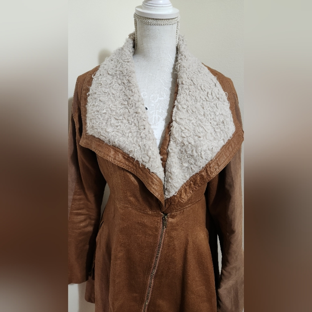 Unique Ryu Shearling Coat - Picture 2 of 5